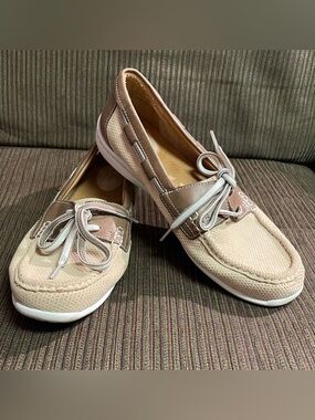 Clark’s Artesian Women’s Beige and Taupe Size 8M Casual Slip-On Boat Loafers